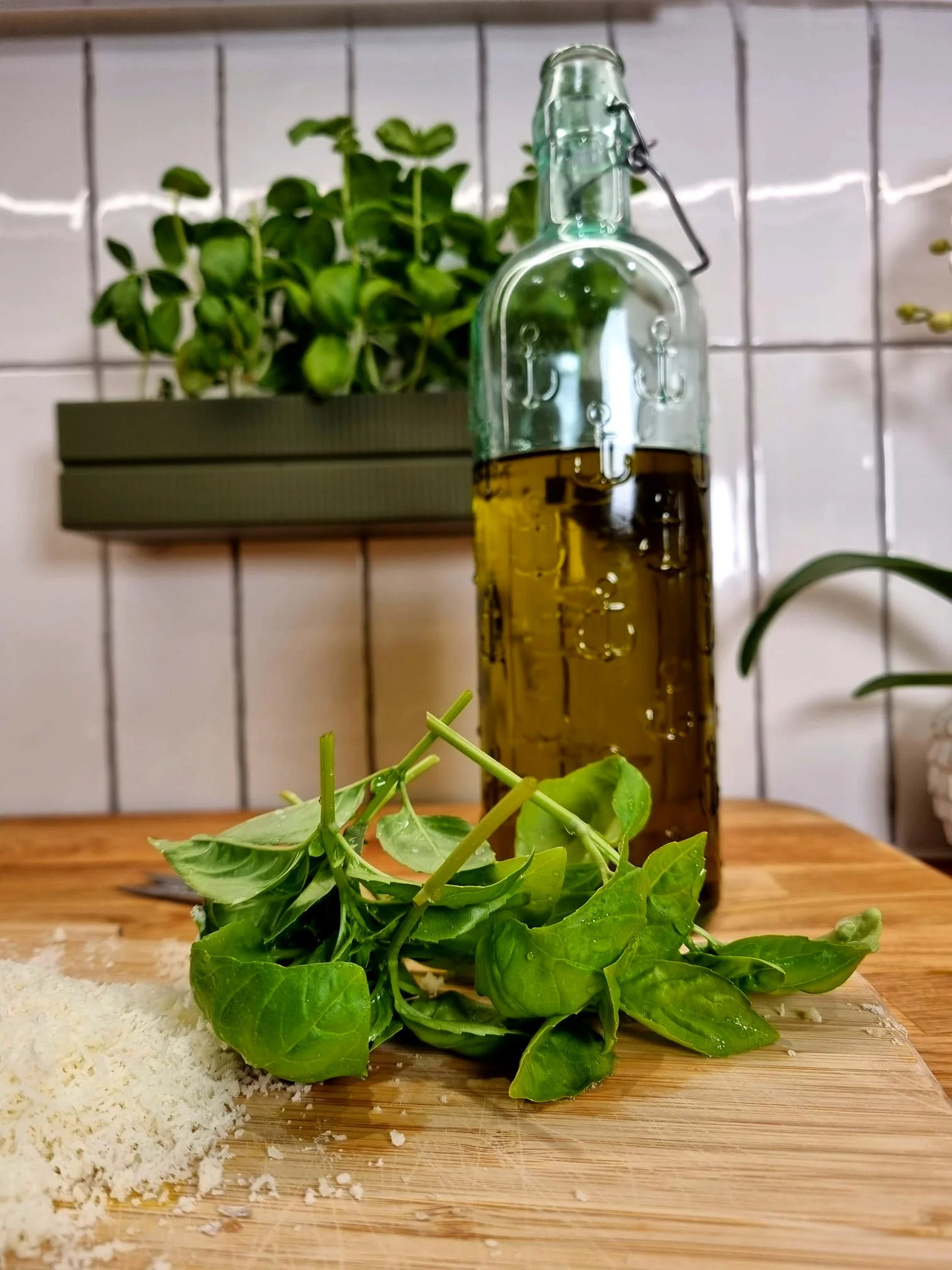 Fresh basil harvested from a Herbs2Hand Linea module on a chopping board
